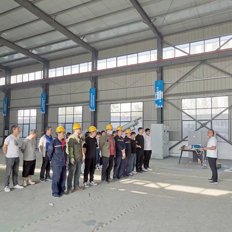 我(wo)司(si)鍼對科技創(chuàng)(chuang)新技術(shù)人員咊車間一線工作人員進(jin)行技能錶彰大會(hui)